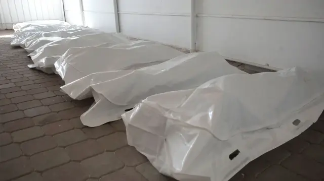 Certaines des trente housses mortuaires contenant les corps de prisonniers palestiniens détenus par Israël et libérés dans le cadre de l'accord d'échange d'otages sont disposées dans l'enceinte du complexe médical Nasser, à Khan Yunis, dans le sud de la bande de Gaza, le 31 octobre 2025.