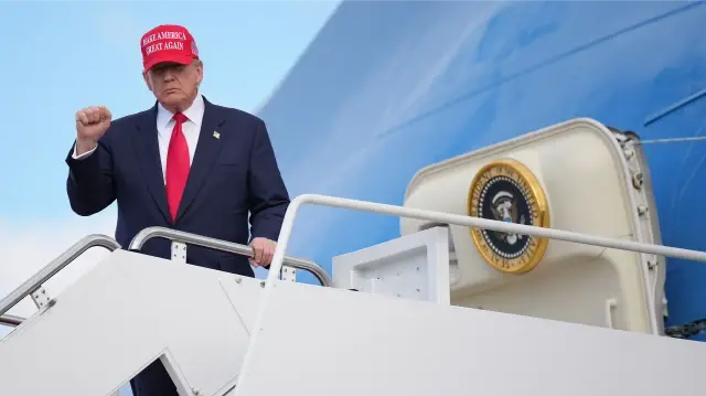 Le président américain Donald Trump quitte Air Force One le 30 octobre 2025 à la base conjointe Andrews, dans le Maryland. Trump retourne à Washington après une réunion cruciale avec le président chinois Xi Jinping, parallèlement à la conclusion d'accords commerciaux avec les partenaires de l'ASEAN, du Japon et de la Corée du Sud lors de sa tournée asiatique d'une semaine. 