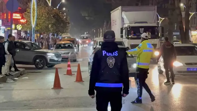 Tatvan Emniyet Müdürlüğü yetkilileri, vatandaşların huzur ve güvenliğini sağlamak amacıyla denetimlerin aralıksız sürdürüleceğini bildirdi.