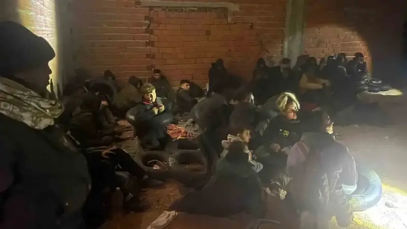 Binada saklanan Sudan, Senegal, Eritre, Filistin ve Suriye uyruklu toplam 29 düzensiz göçmen yakalandı.