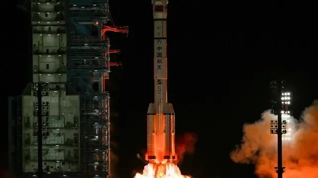 Une fusée Long March-2F, transportant le vaisseau spatial Shenzhou-21 et un équipage de trois astronautes, décolle du centre de lancement de satellites de Jiuquan, dans le désert de Gobi, au nord-ouest de la Chine, le 31 octobre 2025.