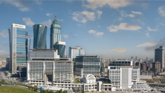 Vue aérienne du Centre financier d’Istanbul (İFM), nouveau hub économique de la Türkiye, regroupant institutions publiques, banques et acteurs internationaux au cœur d’un campus financier de dernière génération, dans le district d’Ataşehir à Istanbul.