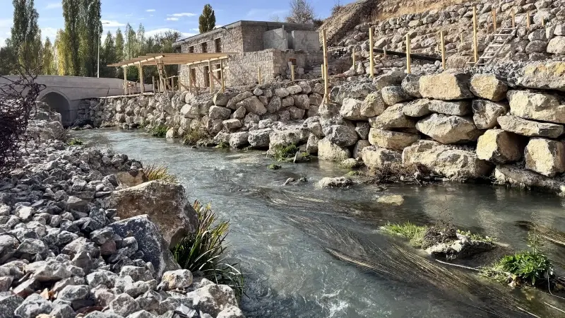 Proje kapsamında, değirmenin yanındaki betonarme köprü de yıkılarak kemerli bir köprü inşa edildi.
