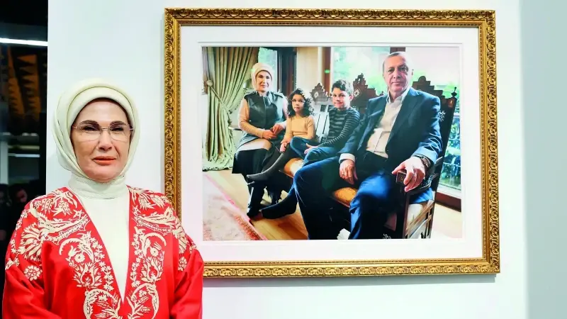 Emine Erdoğan, Cumhurbaşkanı Erdoğan ve torunlarıyla yer aldığı özel kareyi bir süre inceledi.