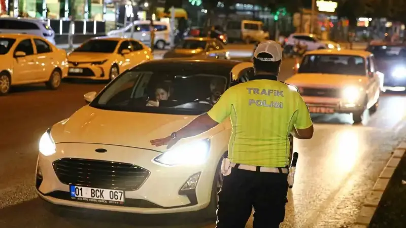 Uygulamada şüphe üzerine durdurulan araçlarda yapılan aramalarda, 8 ruhsatsız tabanca, ruhsatsız av tüfeği, kurusıkı tabanca, kesici alet, 40,36 gram bonzai, 19,08 gram esrar, 1 kök hin keneviri ve 4 adet uyuşturucu hap ele geçirildi.