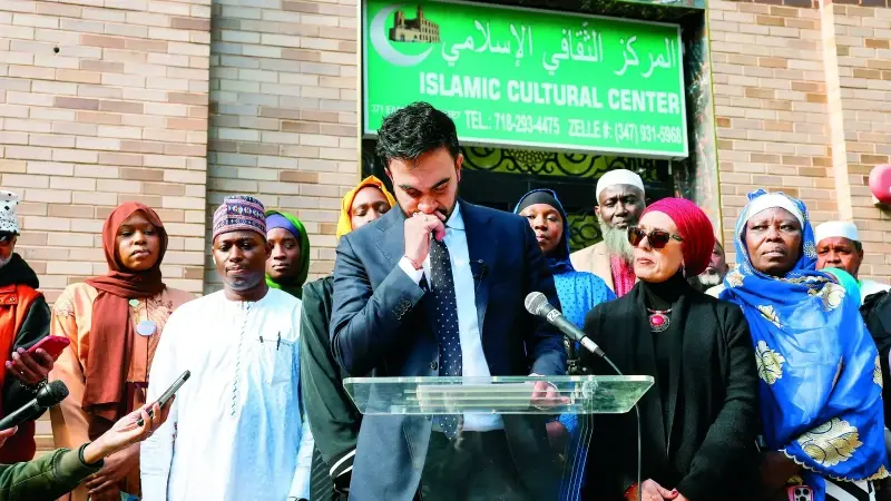 <h2>Zohran Mamdani’nin Mesajı</h2><p>4 Kasım’da New York, Siyonizm ile insanlık arasında kritik bir seçim yapacak. Demokrat Parti’den New York Belediye Başkan Adayı Zohran Mamdani, Siyonistlerin kendisine yönelik saldırıları sonrası Bronx’taki İslami Kültür Merkezi önünde İslam düşmanlığına karşı konuştu. Seçimlere günler kala, “Korkuya değil, birliğe oy verin” çağrısı, farklı topluluklarda yankı buldu. (TIMOTHY A.CLARY / AFP)</p>