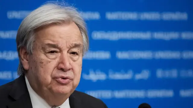 Le secrétaire général des Nations unies, Antonio Guterres, s'adresse au public lors d'une conférence de presse organisée dans le cadre de la 16e Conférence ministérielle de la Conférence des Nations unies sur le commerce et le développement (CNUCED), à Genève, le 22 octobre 2025. 