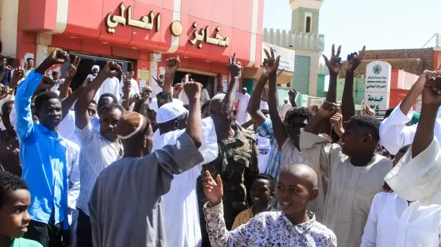 Des habitants participent à une manifestation à Omdurman le 31 octobre 2025 pour protester contre les "atrocités" commises par les Forces de soutien rapide à El-Fasher, dans l'ouest du Soudan.