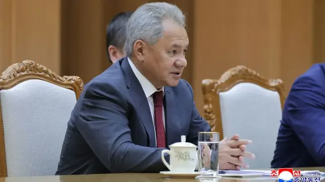 Cette photo prise le 17 juin 2025 et publiée par l'agence de presse officielle nord-coréenne Korean Central News Agency (KCNA) via KNS le 18 juin 2025 montre le secrétaire du Conseil de sécurité russe Sergueï Choïgou rencontrant le dirigeant nord-coréen Kim Jong-un (non photographié) au siège du Comité central du Parti des travailleurs de Corée à Pyongyang.