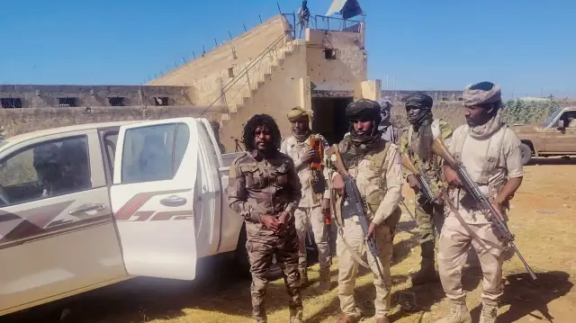 Cette photo diffusée par les Forces de soutien rapide soudanaises (RSF) le 30 octobre 2025 montre des membres des RSF en train d'arrêter un combattant connu sous le nom d'Abu Lulu (à gauche) à El-Fasher, dans la région du Darfour occidental, déchirée par la guerre, au Soudan. 