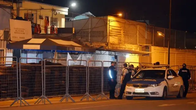 Des policiers montent la garde à l'entrée de la prison après une émeute armée qui a fait quatre morts et des dizaines de blessés à Machala, en Équateur, le 9 novembre 2025.
