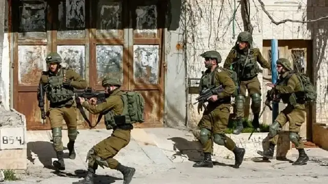 الضفة.. الاحتلال الإسرائيلي يصيب فلسطينيًا ويعتقله بالخليل