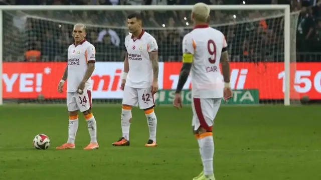 Les joueurs de Galatasaray abasourdis par leur première défaite en championnat, survenue le 9 novembre 2025, au stade de Kocaeli.