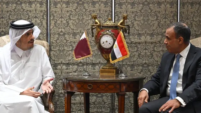 Le ministre égyptien des Affaires étrangères, Badr Abdelatty (à droite), rencontre son homologue qatari, Mohammed bin Abdulrahman al-Thani, dans la nouvelle capitale administrative de l'Égypte, le 27 novembre 2024.
