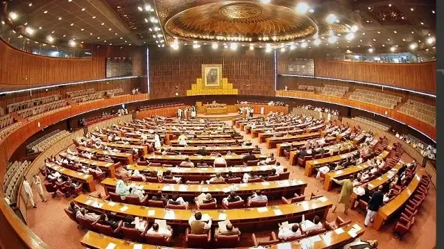 27ویں آئینی ترمیم کے بل کو ہفتے کے روز وفاقی کابینہ کی منظوری کے چند گھنٹے بعد اور اپوزیشن کے شور شرابے کے دوران سینیٹ میں وفاقی وزیر قانون اعظم نذیر تارڑ نے پیش کیا تھا