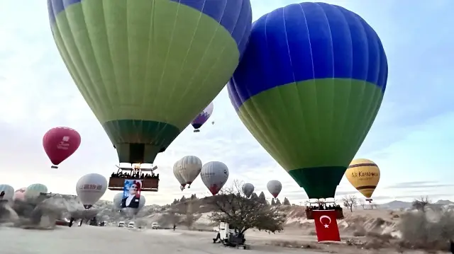 مناطيد كبادوكيا تحلق بالعلم التركي وصور أتاتورك