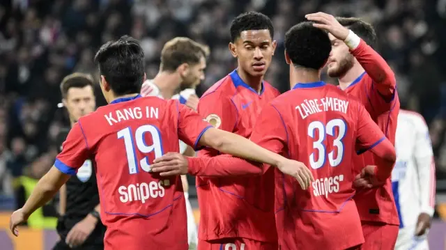Le milieu de terrain portugais du Paris Saint-Germain, Joao Neves, célèbre avec ses coéquipiers le troisième but de son équipe lors du match de Ligue 1 entre l’Olympique Lyonnais (OL) et le Paris Saint-Germain (PSG) au Groupama Stadium, à Décines-Charpieu, le 9 novembre 2025.