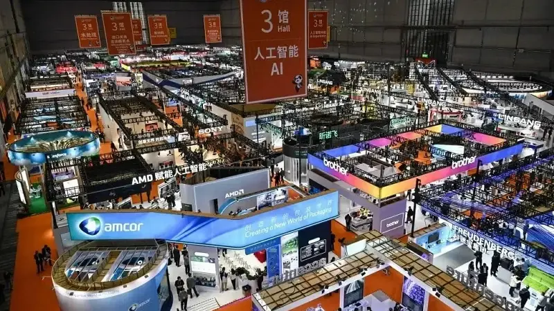 Çin, CIIE'yi, ilk kez 2018'de, ABD ile karşılıklı gümrük tarifelerinin yükseltilmesiyle tetiklenen "ticaret savaşının" başlamasının ardından düzenlemişti.