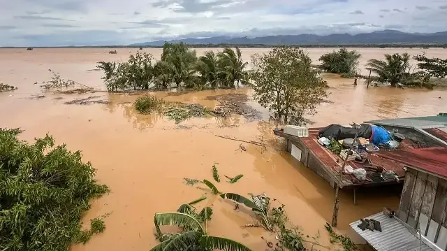 Une vue générale des maisons et des rizières inondées à Ilagan City, dans la province d'Isabela, le 10 novembre 2025, après le débordement d'une rivière suite aux fortes pluies provoquées par le super typhon Fung-wong.