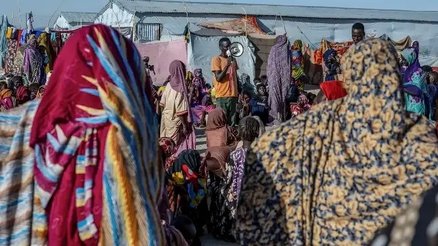 Un réfugié soudanais utilise un mégaphone lors d'une campagne de sensibilisation au camp de transit de Tine, au Tchad, le 8 novembre 2025.