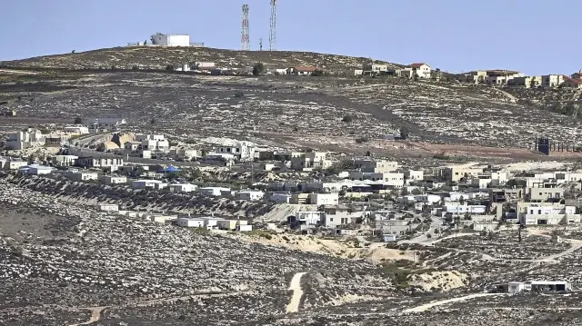 Une photo prise le 21 octobre 2025 montre un avant-poste d'une colonie israélienne près de Turmus Ayya, une ville palestinienne située au nord-est de la Cisjordanie, sur les rives du Jourdain.