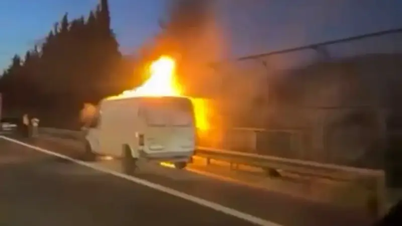 TEM Otoyolu'nda seyir halindeki minibüs alev alev yandı