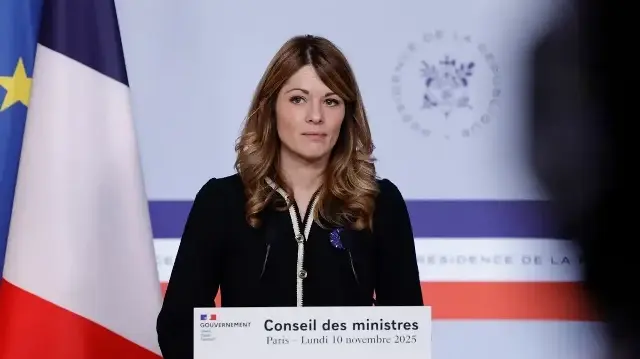 La porte-parole du gouvernement français, Maud Bregeon, tient une conférence de presse à l'issue de la réunion hebdomadaire du Conseil des ministres, à Paris, le 10 novembre 2025. 