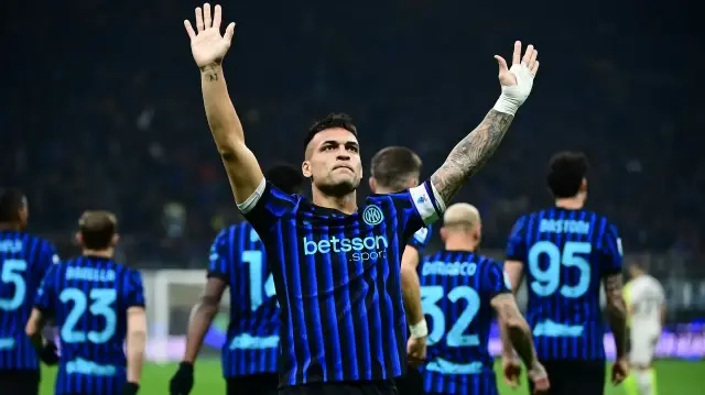 Le joueur de l’Inter Milan, Lautaro Martínez, après avoir inscrit le premier but de son équipe face à la Lazio, au stade San Siro de Milan, le 9 novembre 2025.