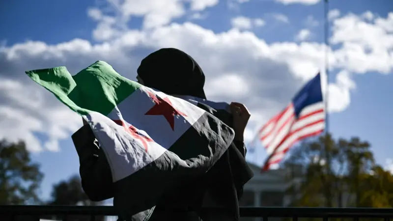 Şara ile Trump'ın görüşmesi öncesi Beyaz Saray önünde toplanan Suriyeliler...