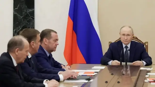 Sur cette photo d'archive diffusée par l'agence d'État russe Sputnik, le président russe Vladimir Poutine préside une réunion sur le développement des forces armées à Moscou, le 7 novembre 2025. 