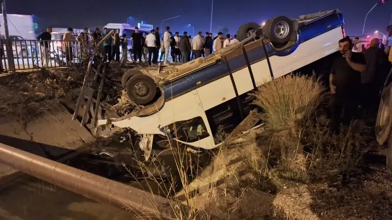 Mersin'de minibüs ile otomobil çarpıştı: 11 kişi yaralandı