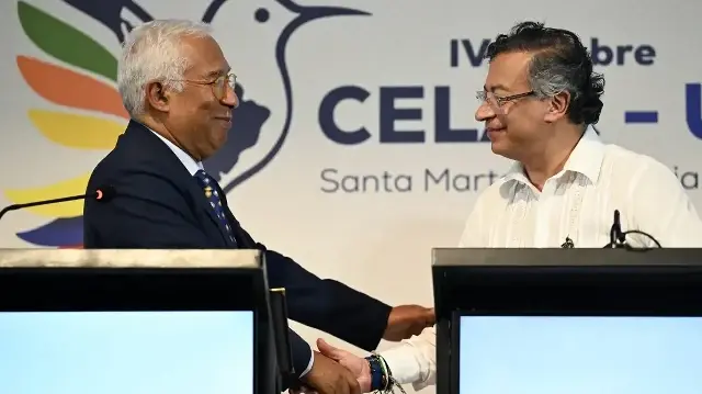 Le président colombien Gustavo Petro (à droite) serre la main du président du Conseil européen Antonio Costa lors d'une déclaration commune après la session plénière du sommet CELAC-UE à Santa Marta, en Colombie, le 9 novembre 2025.