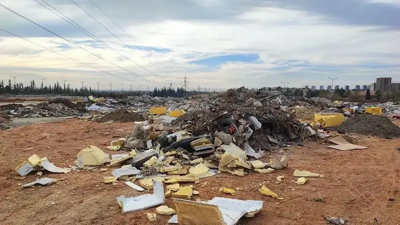 Apartmanların hemen yanı başında herkesin gözü önünde bulvar kenarında çevre kirliliği oluştu. Ayrıca atıkların yakılmasıyla hava kirliliği de meydana geldi.