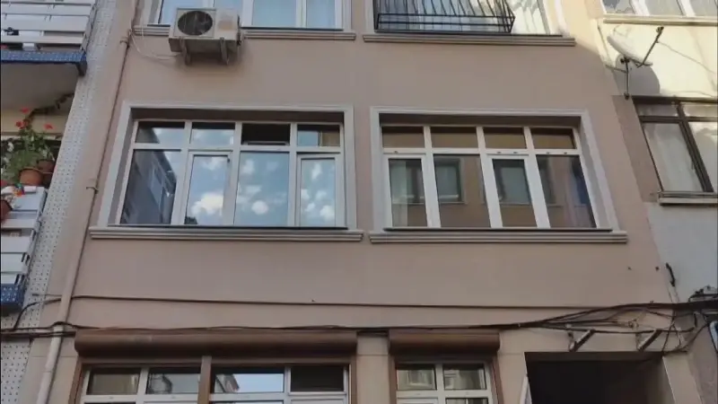 Saldırının ardından olay yerinde incelemelerde bulunan polis ekipleri kaçan şüphelileri yakalamak için çalışma başlattı.