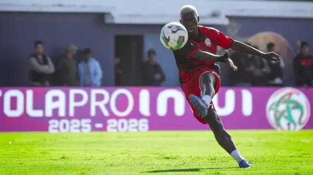 Le joueur ivoirien du Wydad AC, Stéphane Aziz KI, lors du match entre l'OC Safi et Wydad AC comptant pour la 8e journée de la Botola Pro (1ère division marocaine), à Safi, le 9 novembre 2025.