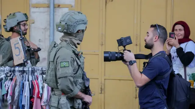 L’armée israélienne a arrêté douze Palestiniens lors de plusieurs opérations menées dimanche à travers la Cisjordanie occupée, ont rapporté des sources locales.