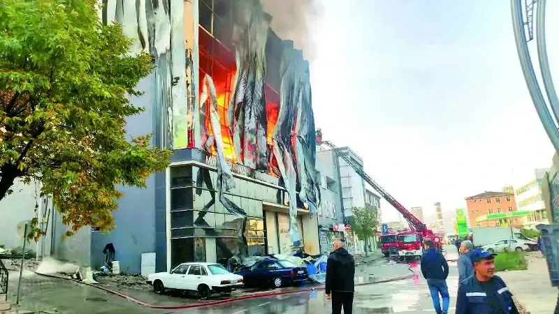 Parfüm imalatında kullanılan alkol ve diğer yanıcı maddeler uygun koşullarda saklanmadığı gibi, binada alınması gereken güvenlik önlemlerinin hiçbirinin bulunmadığı belirlendi.