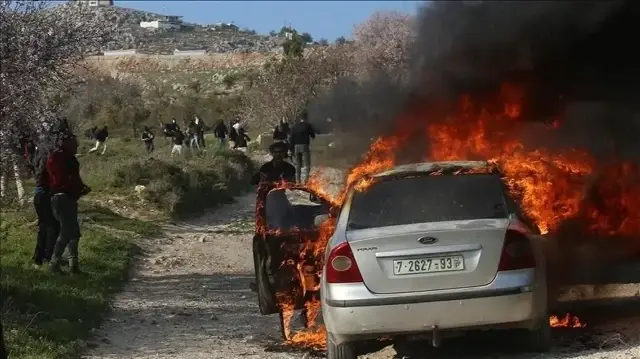 مستوطنون يحرقون مساكن ومركبات فلسطينية شمالي الضفة الغربية