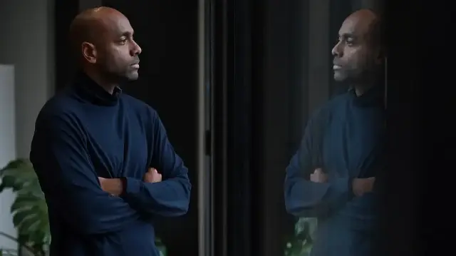 Noureddin Bongo, fils du dirigeant déchu du Gabon Ali Bongo, regarde par la fenêtre après une interview avec l'AFP dans un bureau du centre de Londres, le 5 novembre 2025.