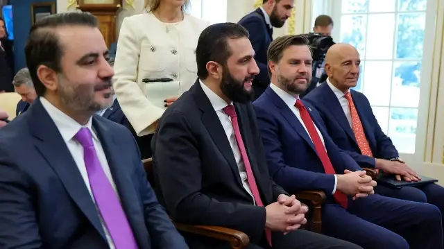 Cette photo diffusée par l'agence de presse officielle syrienne SANA le 10 novembre 2025 montre le président syrien Ahmed al-Sharaa (2e à gauche) s'entretenant avec le président américain (non visible), en présence du ministre syrien des Affaires étrangères Asaad al-Shaibani (à gauche), le vice-président américain JD Vance (2e à droite) et l'envoyé américain pour la Syrie Tom Barrak (à droite) à la Maison Blanche à Washington DC.
