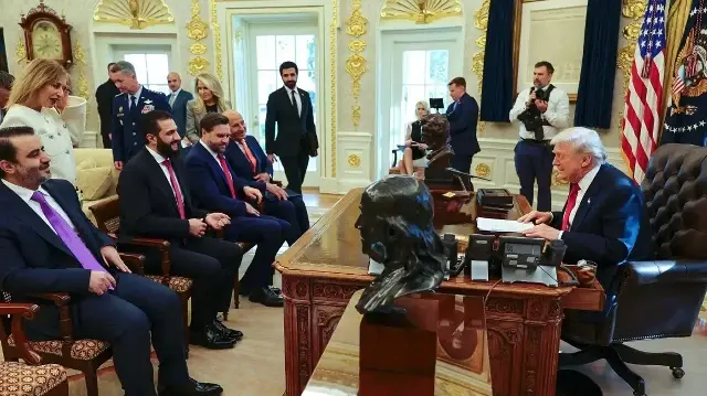 Cette photo publiée par l'agence de presse officielle syrienne SANA le 10 novembre 2025 montre le président américain Donald Trump (à droite) rencontrant le président syrien Ahmed al-Sharaa (2e à gauche), assis aux côtés du ministre syrien des Affaires étrangères Asaad al-Shaibani (à gauche), le vice-président américain JD Vance (2e à droite) et l'envoyé américain pour la Syrie Tom Barrak (à droite), à la Maison Blanche à Washington DC.