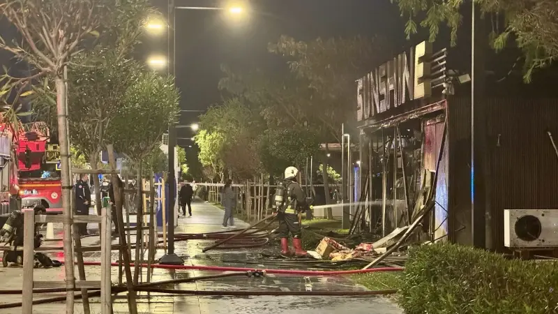 Antalya'da sahildeki bir kafede çıkan yangın ekiplerin müdahalesiyle söndürüldü