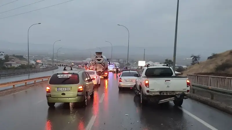 Bölgede polis ekipleri güvenlik önlemi alırken, bir süre tek şeritten sağlanan trafik kazaya karışan araçların kaldırılmasıyla normale döndü.