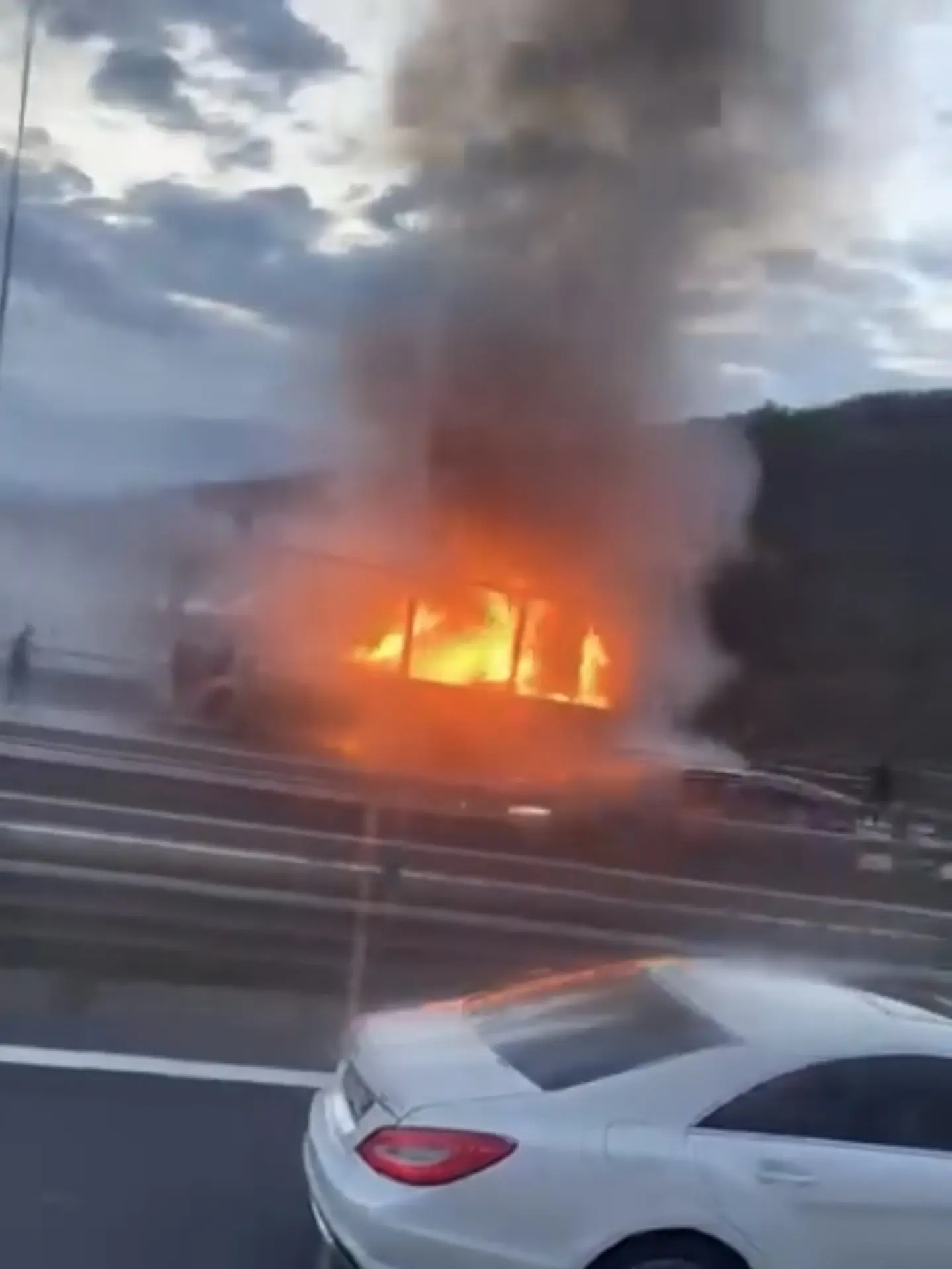 Beykoz'da seyir halindeki kamyon alevler içerisinde kaldı