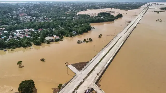 Филиппины в руинах: Спасатели расчищают завалы после второго мощного тайфуна за неделю.