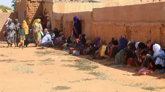 Des personnes déplacées des villes de Bara et d'Umm Dam Haj Ahmed, dans l'État du Kordofan du Nord, trouvent refuge à Omdurman, dans l'agglomération de Khartoum, le 10 novembre 2025.