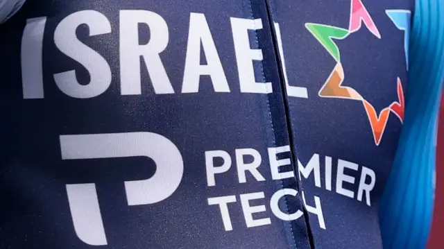 Logo de l’équipe "Israel-Premier Tech" sur un maillot lors de la 108e édition du Tour d’Italie, sur une étape de 151 km entre Ceglie Messapica et Matera, le 14 mai 2025.