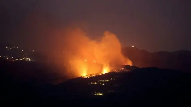 Un incendie ravage les zones boisées à la suite d'une frappe israélienne à la périphérie du village de Qatrani, près de Jezzine, dans le sud du Liban, le 10 novembre 2025.