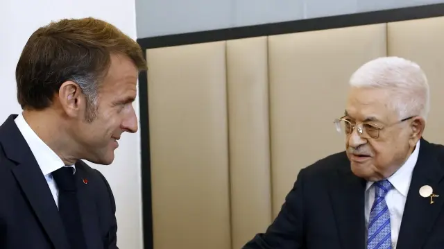 Le président français Emmanuel Macron (à gauche) rencontre le président palestinien Mahmoud Abbas lors d'une réunion bilatérale en marge du sommet de paix de Charm el-Cheikh, dans la station balnéaire égyptienne de Charm el-Cheikh, sur la mer Rouge, le 13 octobre 2025.
