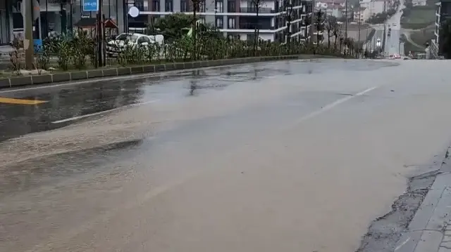 Tekirdağ’da şiddetli sağanak yolları göle çevirdi